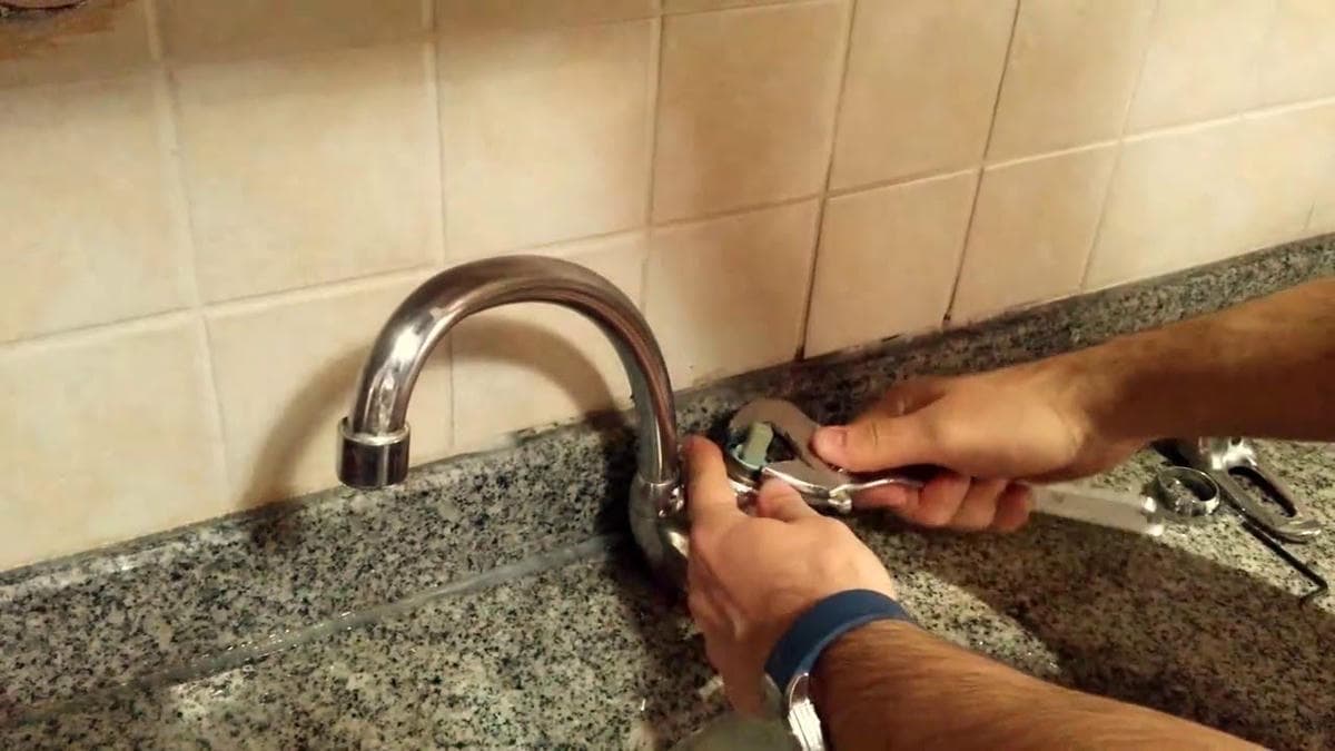 Lavabo bataryası ve temiz su bağlantıları